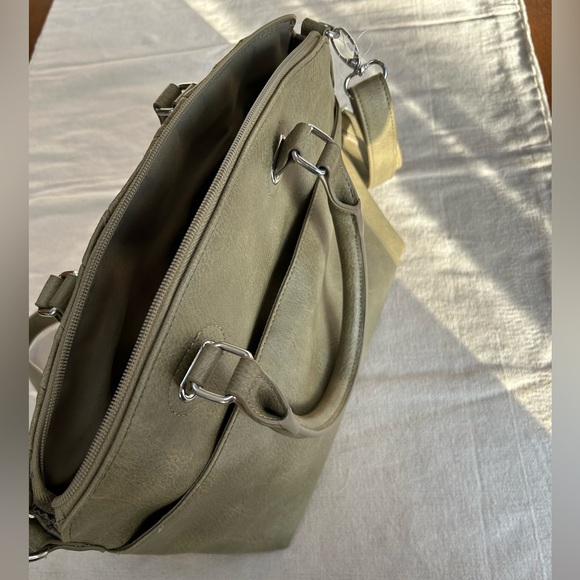 Bueno Brahmin-Style chevron designed front bag. Doublehandle & crossbody strap. - Picture 8 of 11